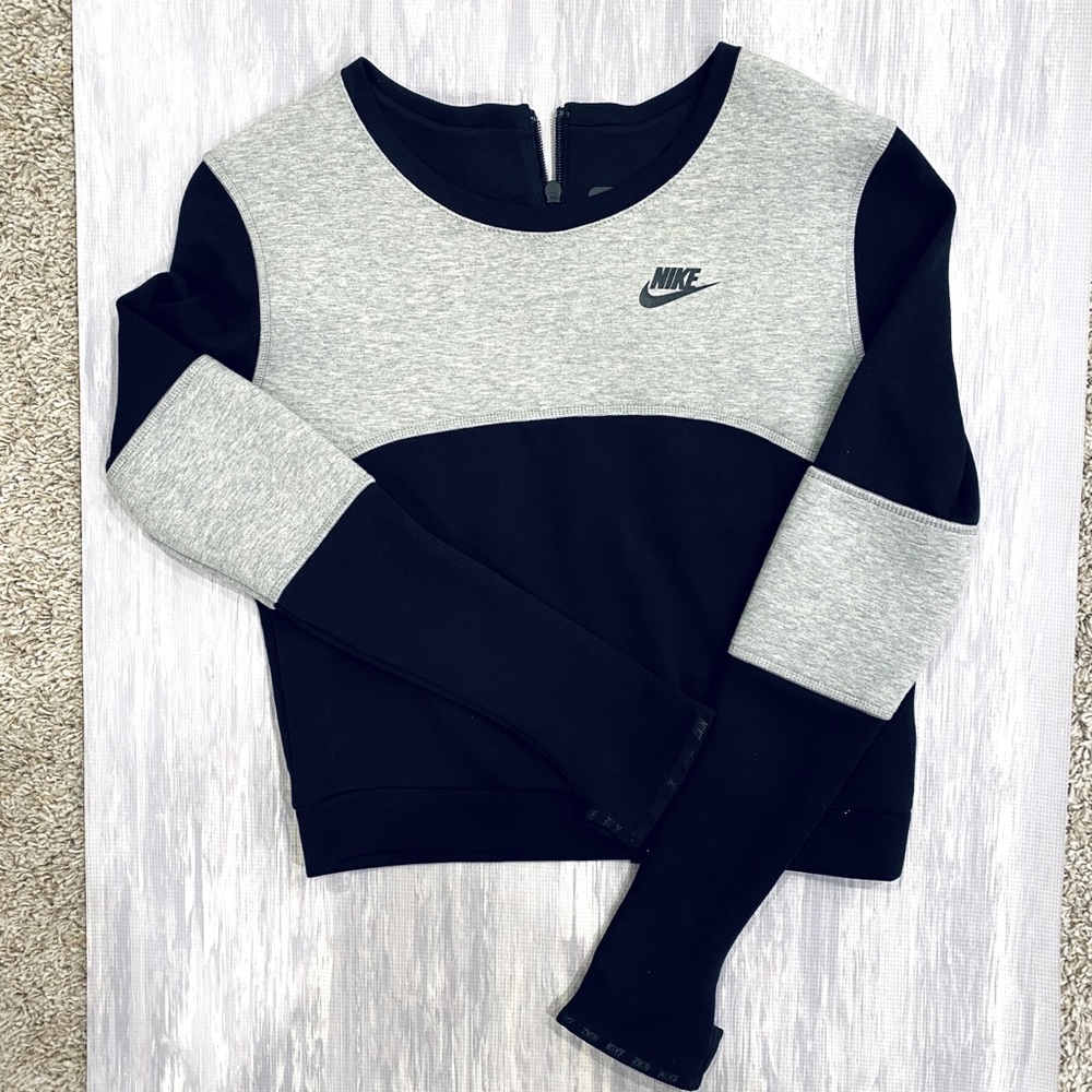 Nike Cropped Tech Fleece Pullover Sz M.